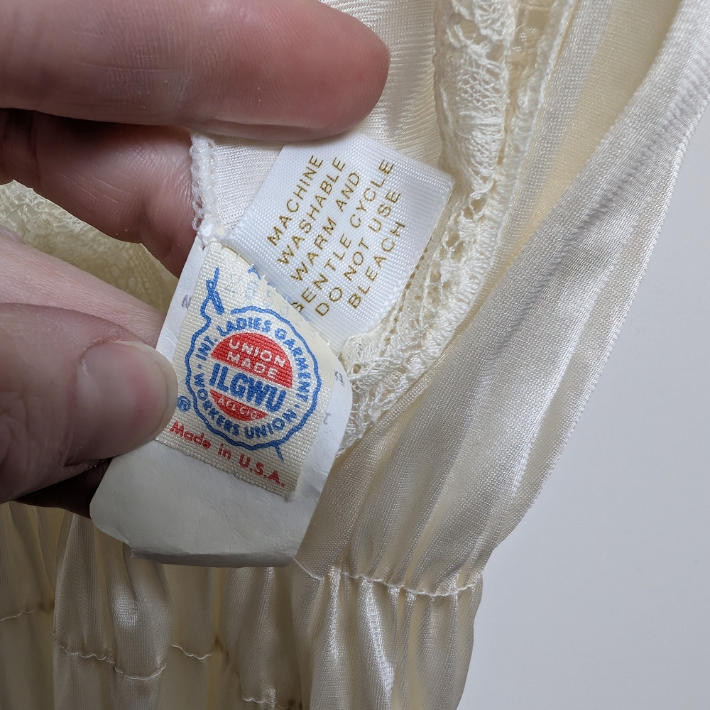 Miss Elaine Vintage Cream Lace Gown - Picture 7 of 8